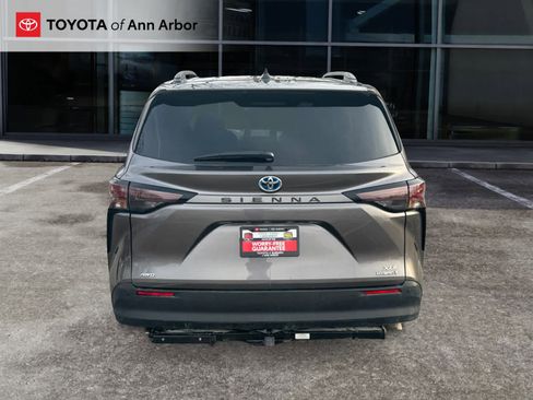 Used 2024 Toyota Sienna XLE image 11