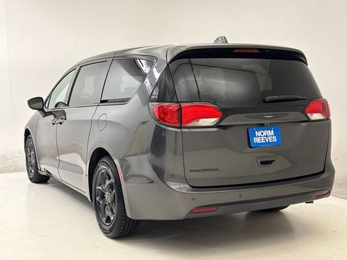 Used 2018 Chrysler Pacifica Touring Plus w/ S Appearance Package FWD image 8