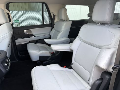 Certified 2025 Ford Expedition Platinum w/ Driver's Package AWD/4WD image 33