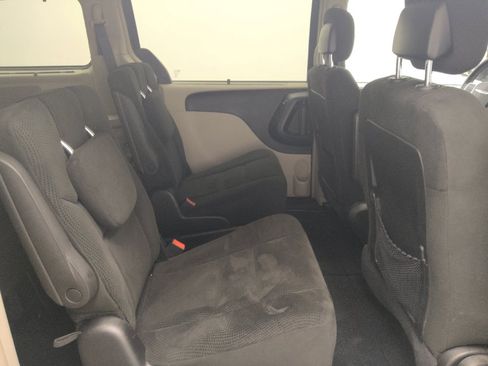 Used 2016 Chrysler Town & Country Touring FWD image 19