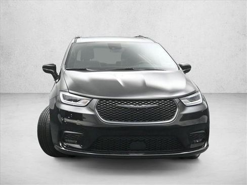 Used 2025 Chrysler Pacifica Limited FWD image 3