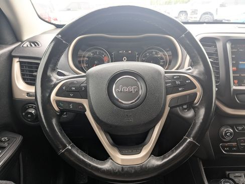 Used 2017 Jeep Cherokee Latitude w/ Comfort/Convenience Group AWD/4WD image 18
