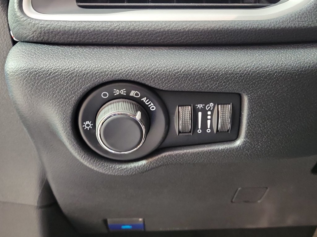 New 2027 Chrysler Pacifica Select FWD image 13