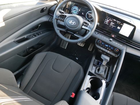 Certified 2025 Hyundai Elantra SEL image 9