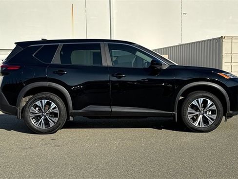 Used 2023 Nissan Rogue SV image 3