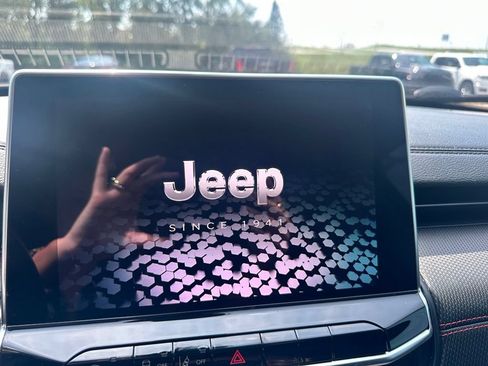 Used 2022 Jeep Compass Trailhawk w/ Trailhawk Convenience Group AWD/4WD image 23