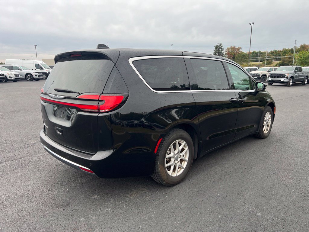 Used 2024 Chrysler Pacifica Touring-L FWD image 3