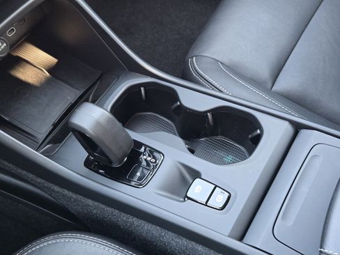 Used 2024 Volvo XC40 B5 Core image 30