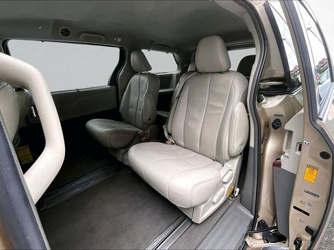 Used 2013 Toyota Sienna XLE FWD image 22