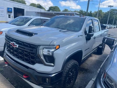 Used 2024 Chevrolet Silverado 2500 ZR2 w/ Technology Package AWD/4WD image 3