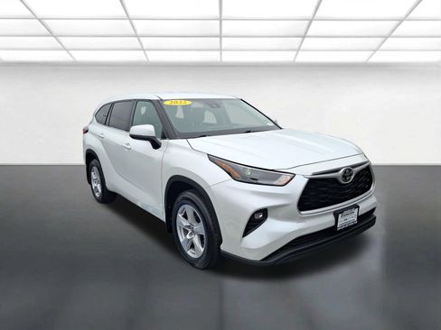 Used 2022 Toyota Highlander LE AWD/4WD image 1