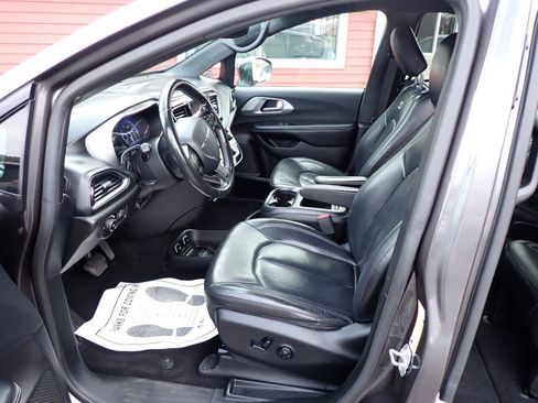 Used 2019 Chrysler Pacifica Touring-L Plus w/ Advanced Safetytec Group FWD image 7