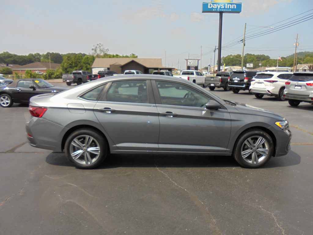 Used 2024 Volkswagen Jetta SE FWD image 2