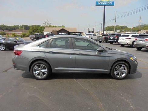 Used 2024 Volkswagen Jetta SE FWD image 2