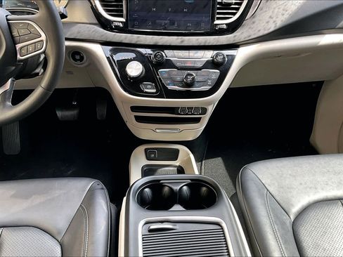 Used 2024 Chrysler Pacifica Touring-L FWD image 17