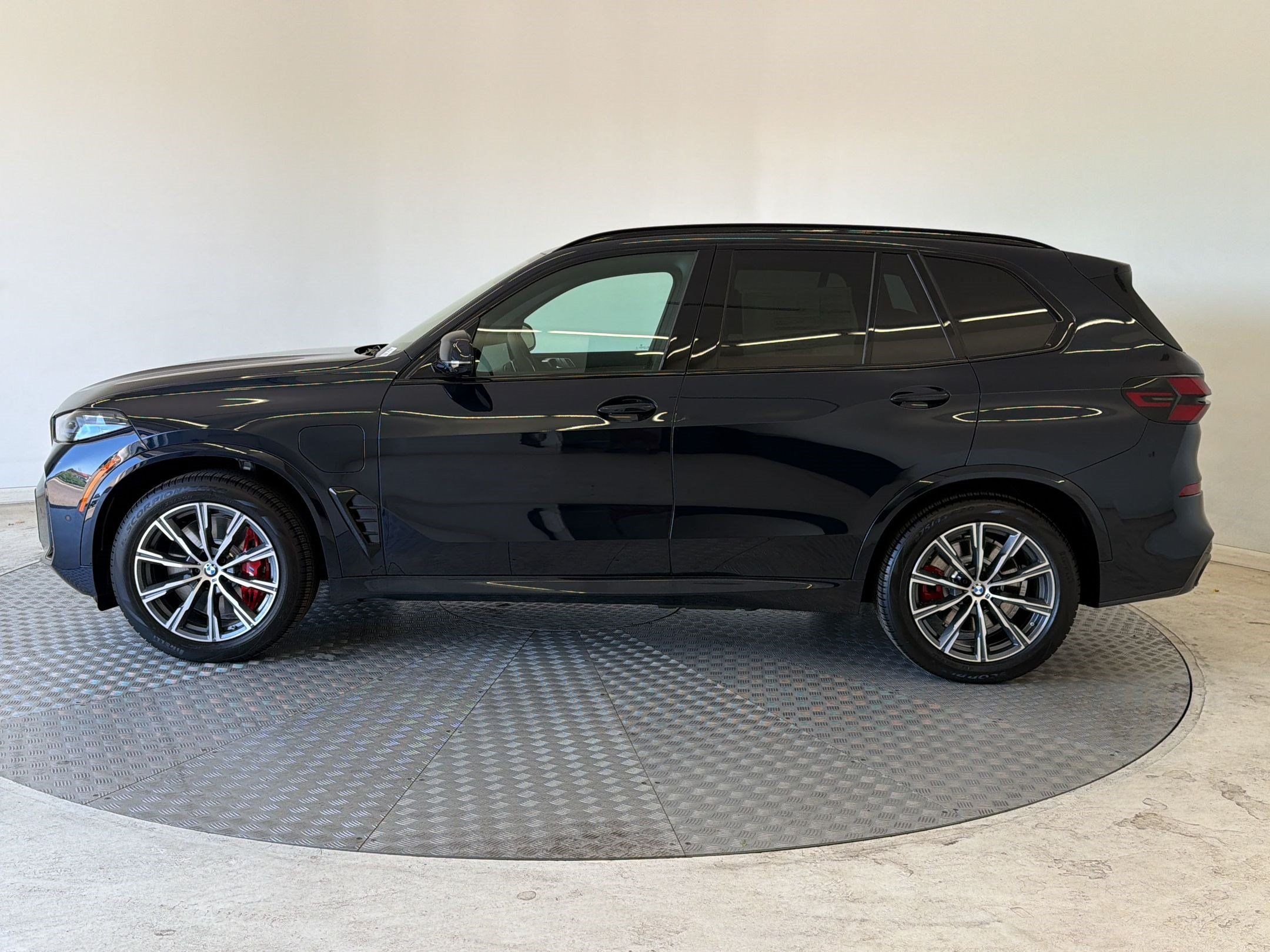 New 2026 BMW X5 xDrive50e w/ M Sport Package AWD/4WD image 2