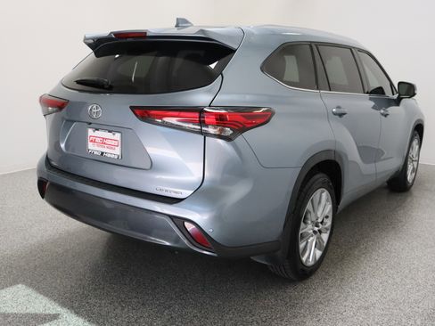 Used 2023 Toyota Highlander Limited FWD image 7