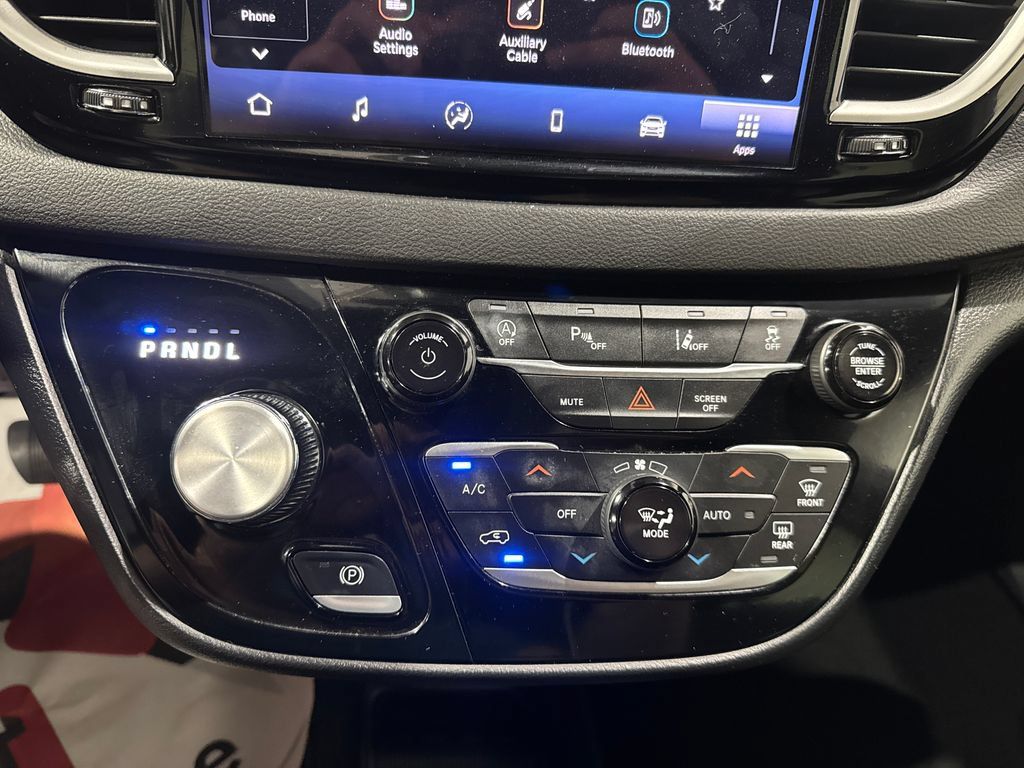 Used 2025 Chrysler Pacifica Select FWD image 32