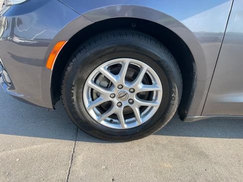 Used 2021 Chrysler Pacifica Touring-L FWD image 29