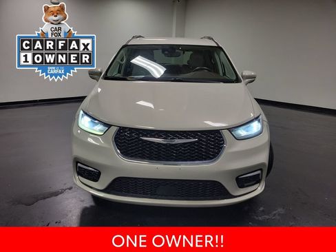 Used 2021 Chrysler Pacifica Touring-L FWD image 3