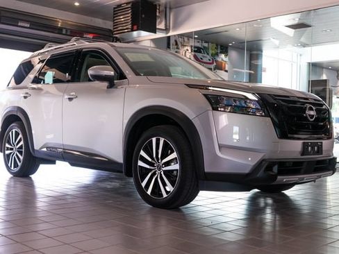 Used 2025 Nissan Pathfinder Platinum w/ Black Appearance Package AWD/4WD image 1