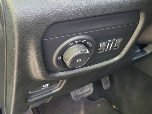 Used 2024 Jeep Grand Cherokee Limited w/ Black Appearance Package image 17