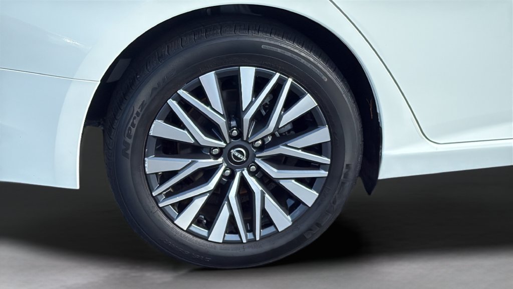 Used 2025 Nissan Altima 2.5 SV FWD image 23
