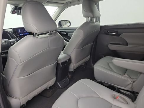 Used 2023 Toyota Highlander XLE FWD image 17