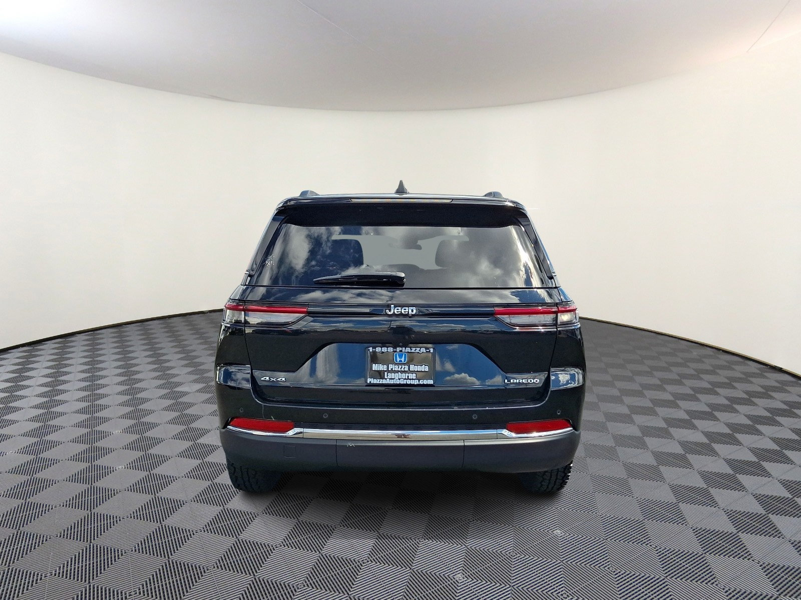 Used 2023 Jeep Grand Cherokee Laredo w/ Luxury Tech Group I AWD/4WD image 6