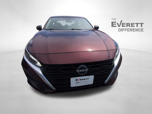 Used 2024 Nissan Altima 2.5 SV FWD image 2
