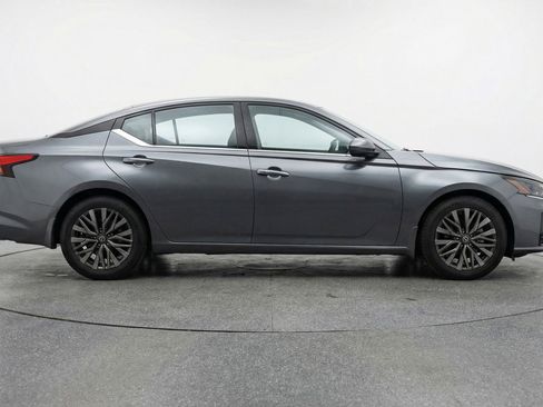 Used 2025 Nissan Altima 2.5 SV image 11