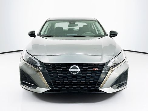 Used 2025 Nissan Altima 2.5 SR FWD image 2