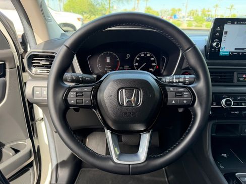 Used 2025 Honda Pilot Touring image 17