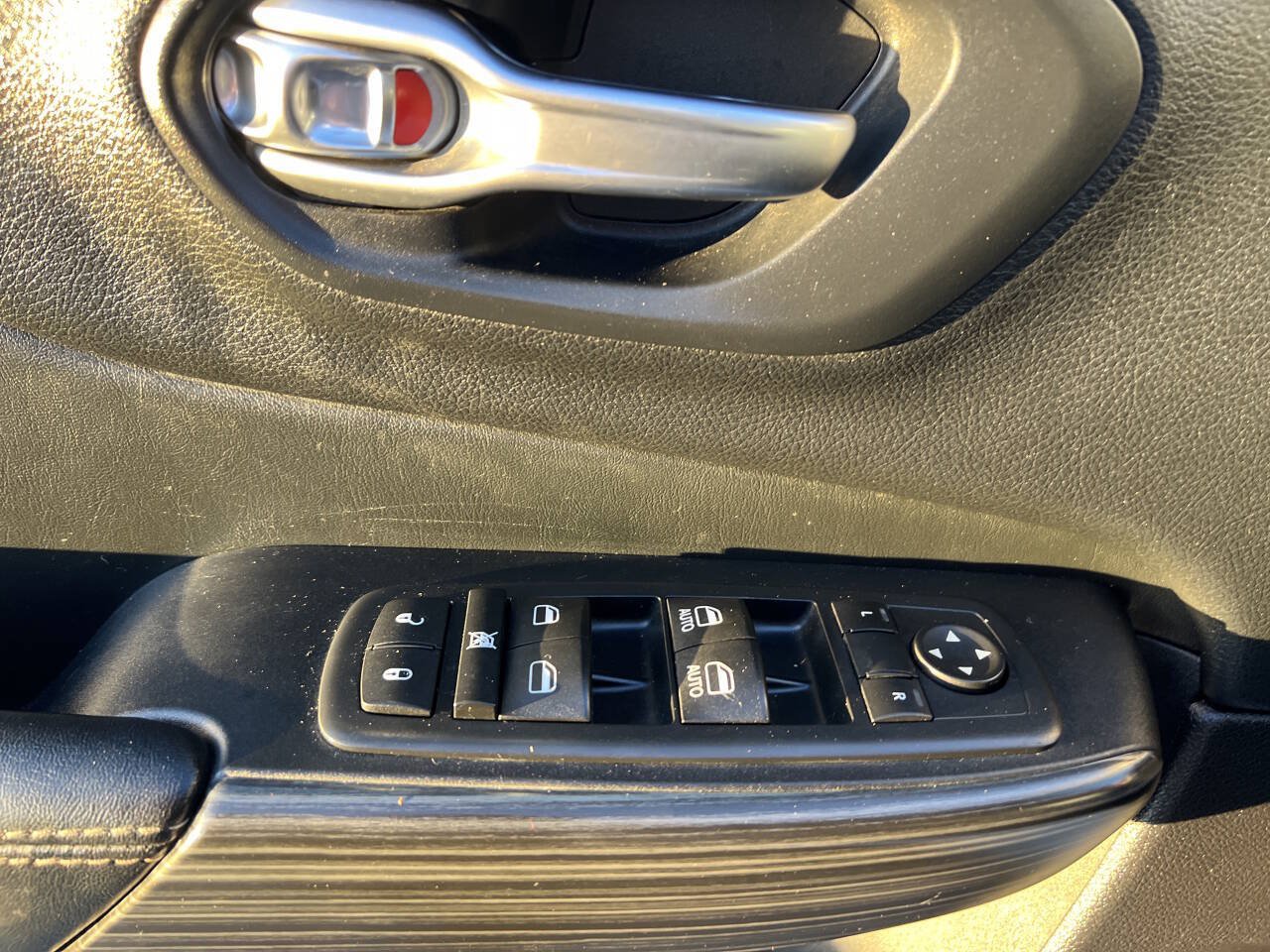 Used 2017 Jeep Cherokee Limited FWD image 9