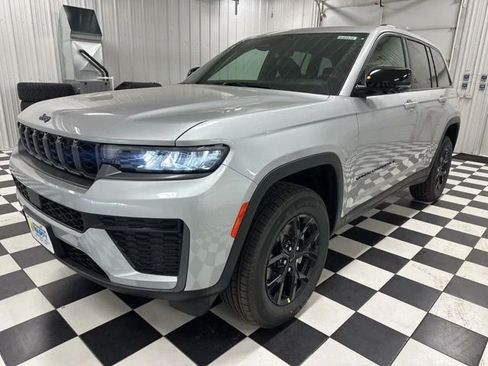 Used 2026 Jeep Grand Cherokee Altitude AWD/4WD image 25