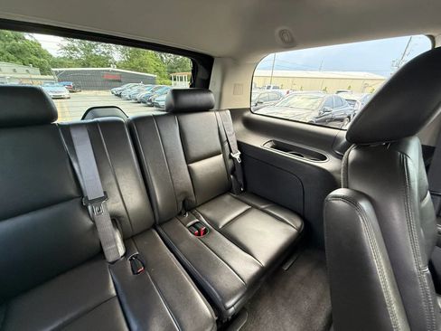 Used 2011 Cadillac Escalade Premium RWD image 22