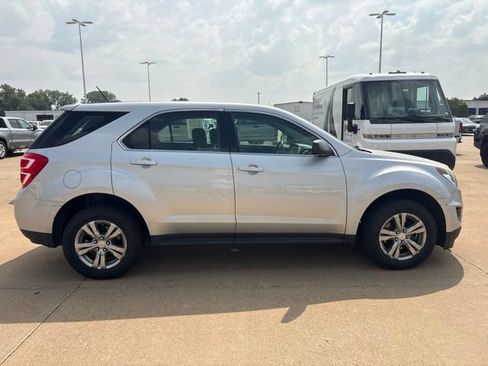 Used 2017 Chevrolet Equinox LS FWD image 2