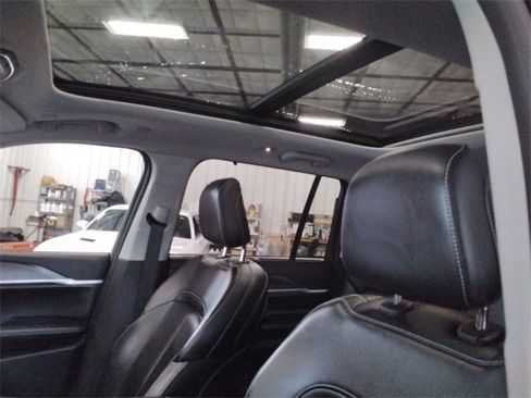 Used 2023 Jeep Grand Cherokee Limited w/ Luxury Tech Group II image 31