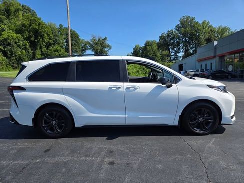 Used 2024 Toyota Sienna XSE w/ XSE Plus Package AWD/4WD image 9