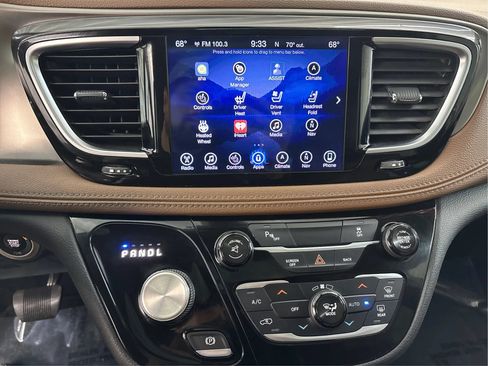 Used 2017 Chrysler Pacifica Limited FWD image 19