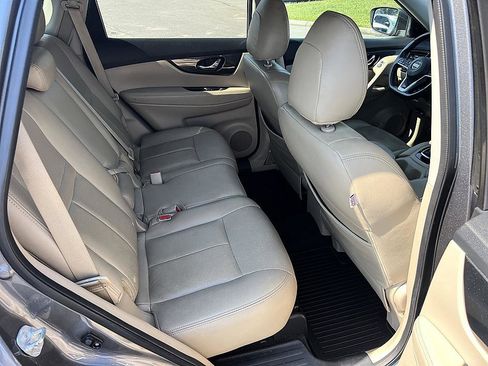 Used 2017 Nissan Rogue SV FWD image 16
