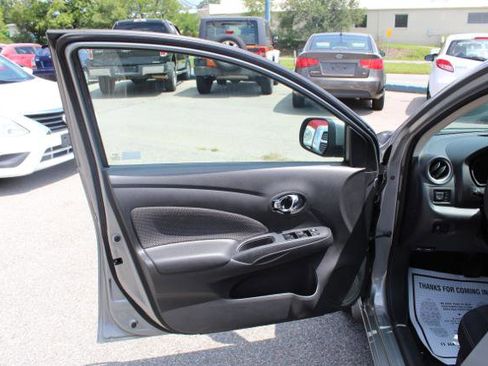 Used 2014 Nissan Versa SV image 9