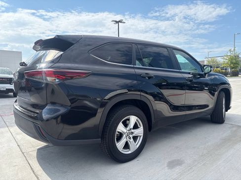 Used 2025 Toyota Highlander LE FWD image 6