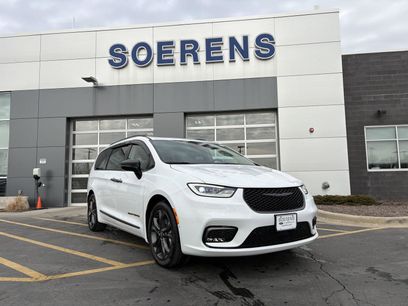 Used 2024 Chrysler Pacifica Touring-L w/ Road Tripper Package