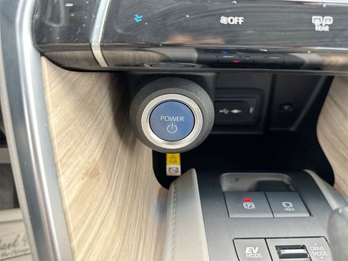 Used 2021 Toyota Venza Limited image 22