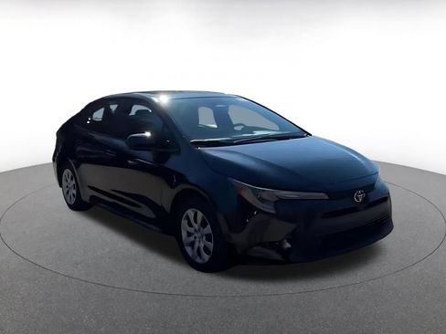 Used 2025 Toyota Corolla LE image 3