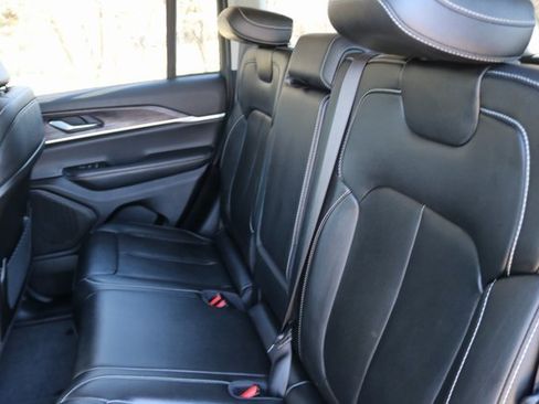 Used 2024 Jeep Grand Cherokee Limited image 16