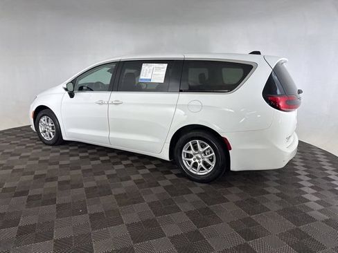 Used 2023 Chrysler Pacifica Touring-L FWD image 9