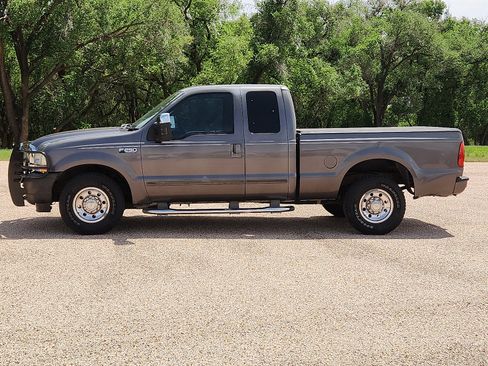 Used 2003 Ford F250 2WD SuperCab Super Duty image 2