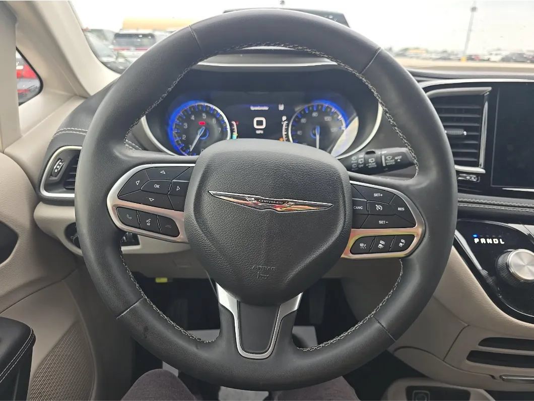 Used 2023 Chrysler Pacifica Touring-L FWD image 5